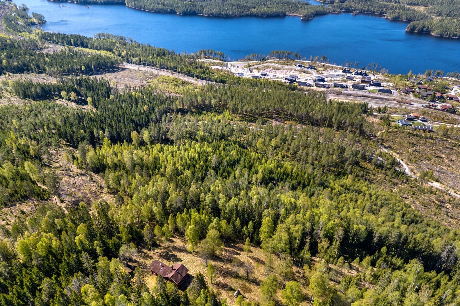 Det er parkeringsmuligheter i området, og fra parkeringen følger man sti det siste stykket frem til hytta. Galleribilde