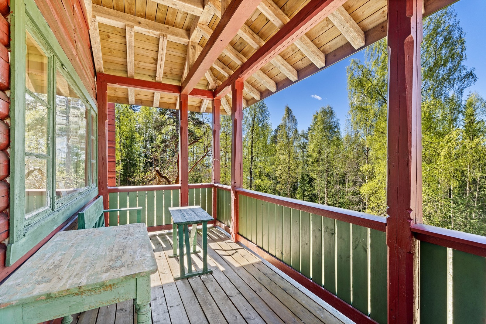 Fra stuen er det utgang til balkong på ca. 8 m², hvor morgenkaffen kan nytes i rolige omgivelser med utsyn mot de naturskjønne omgivelsene. Galleribilde