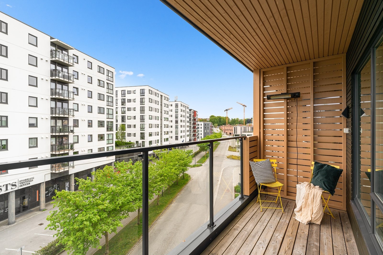 Overbygget balkong med strålende solforhold Galleribilde