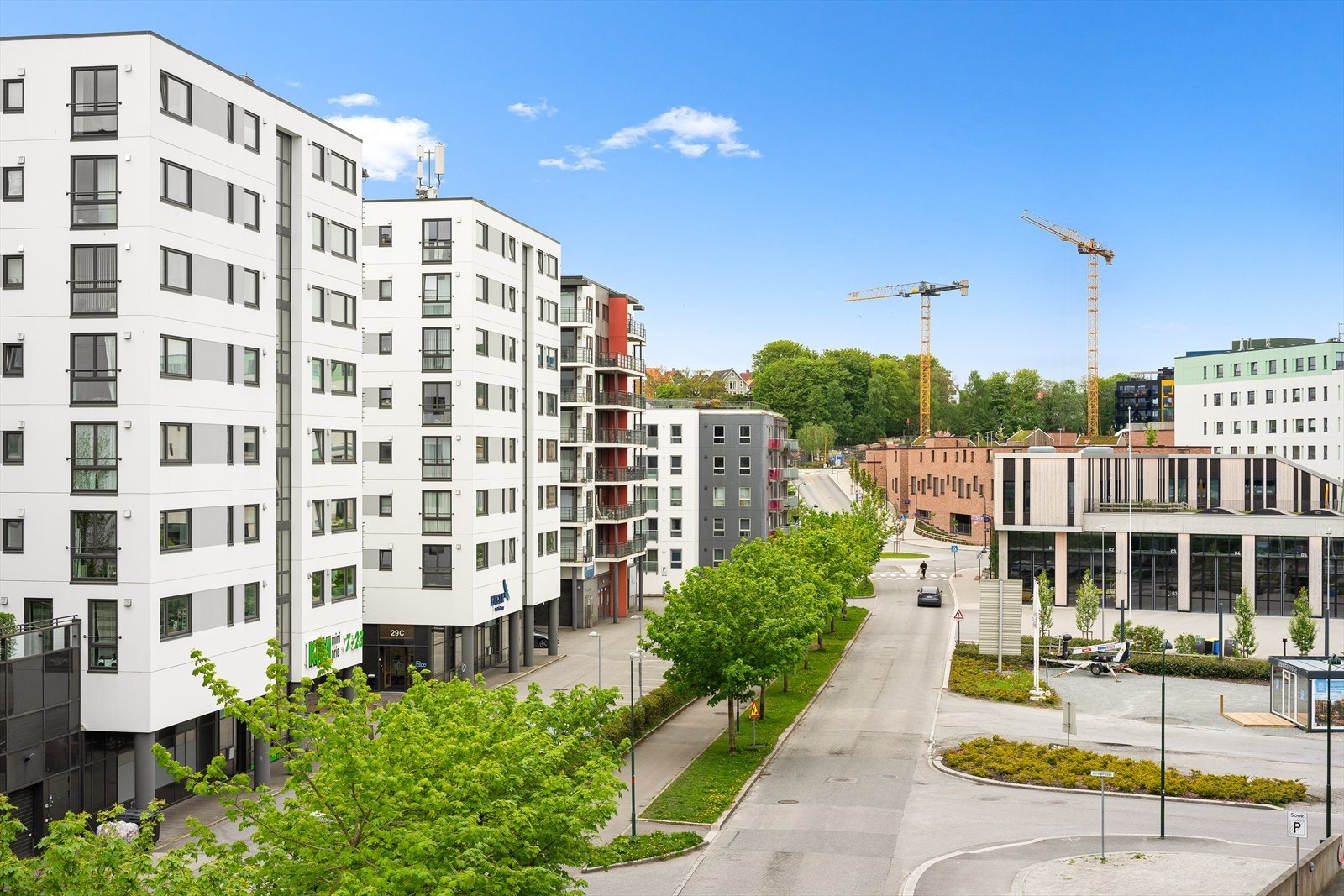Treningssenter, butikker, busstopp og andre fasiliteter rett ut døren. Galleribilde