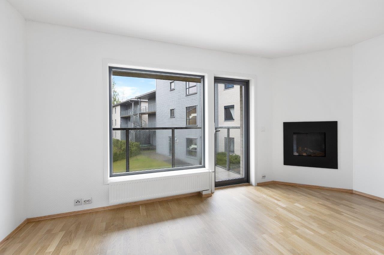 Fra stuen er det utgang til hyggelig balkong Galleribilde