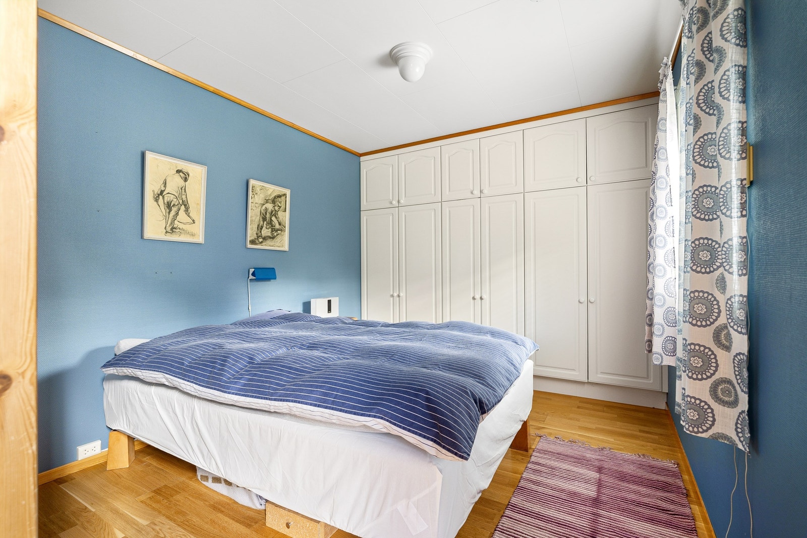 Hovedsoverommet er på 11 kvm og har god plass til ønsket soveromsmøblement. Galleribilde