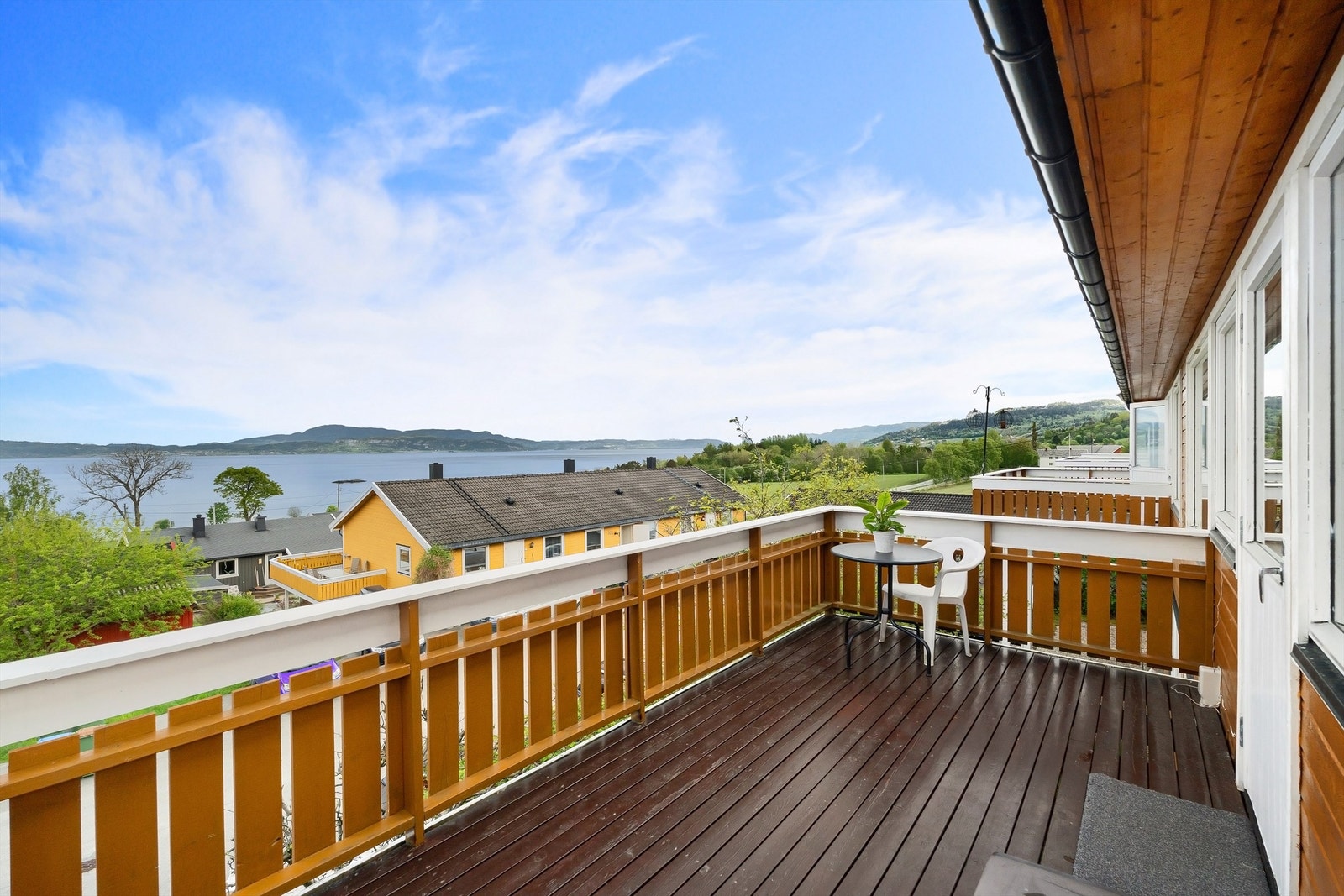 Balkongen vil på sommerstid oppleves som en fin forlengelse av stuen. Galleribilde