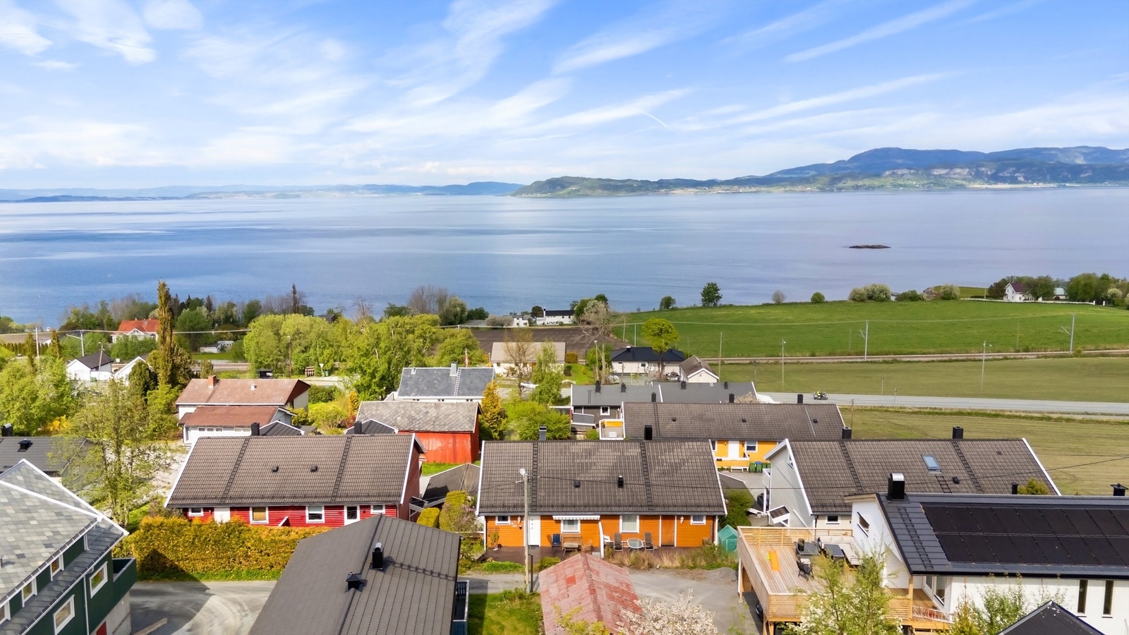 I tillegg byr nærområdet på flotte turmuligheter året rundt, med nærhet til både marka, sjøen og rekreasjonsområder som innbyr til et aktivt friluftsliv. Galleribilde