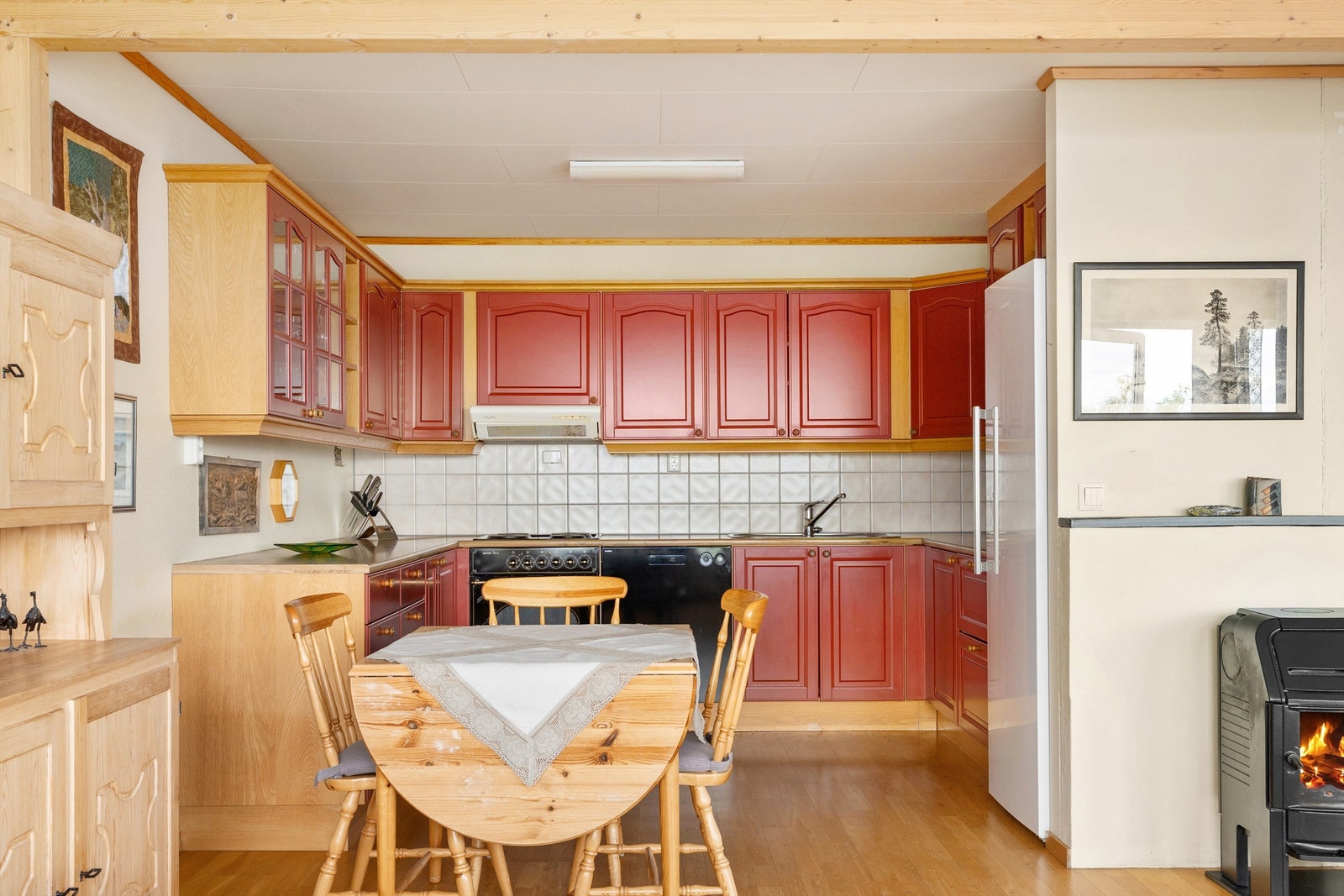 Kjøkkenet ligger naturlig tilbaketrukket fra stuen og er innredet med profilerte fronter og benkeplate av laminat. Galleribilde