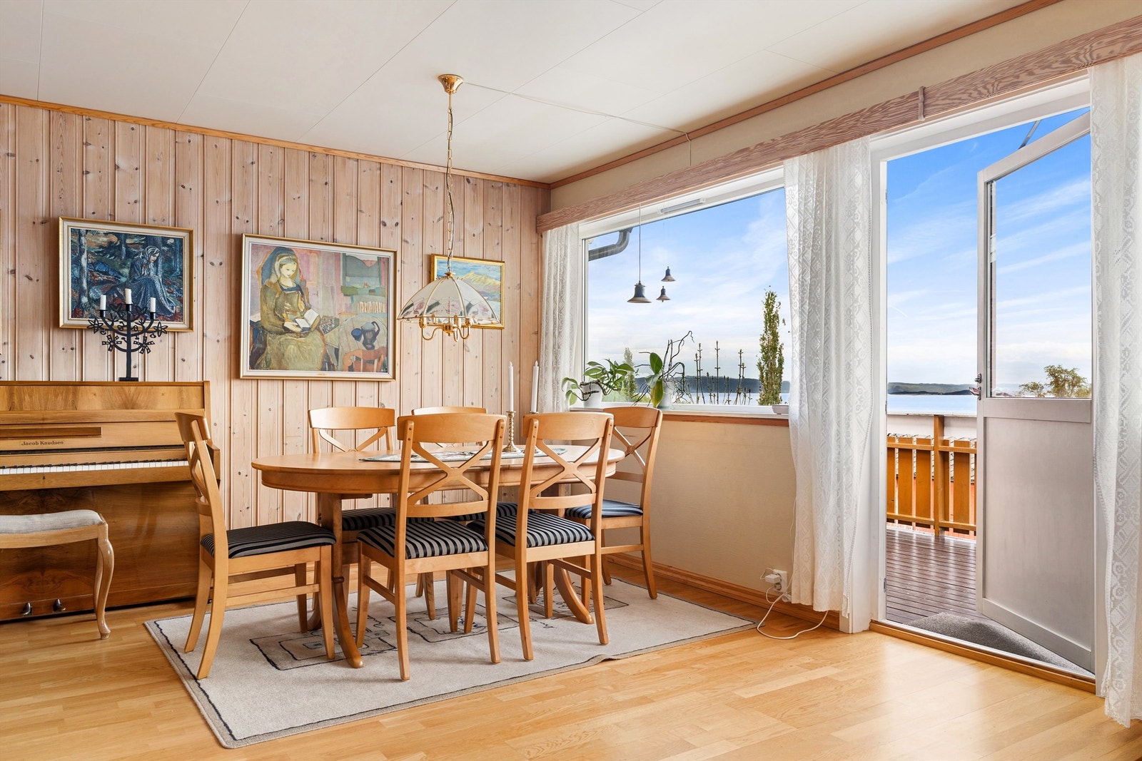 Her har man god plass til å samle familie og venner til hyggelige sammenkomster. Galleribilde