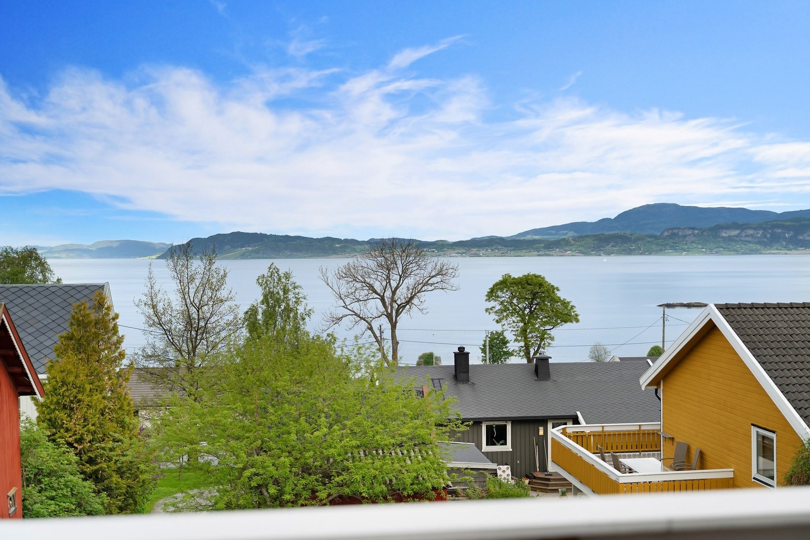 Fra balkongen kan man nyte gode solforhold og en nydelig utsikt mot fjorden. Galleribilde
