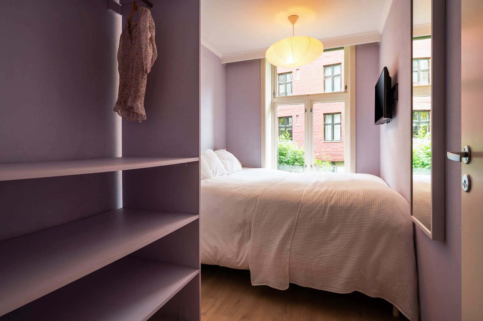 Hyggelig soverom som vender mot bakgård Galleribilde
