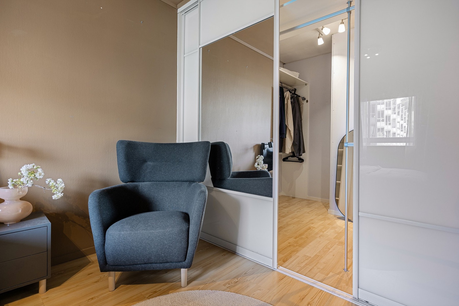 Bak skyvedørsgarderobe finner du en praktisk walk-in løsning Galleribilde