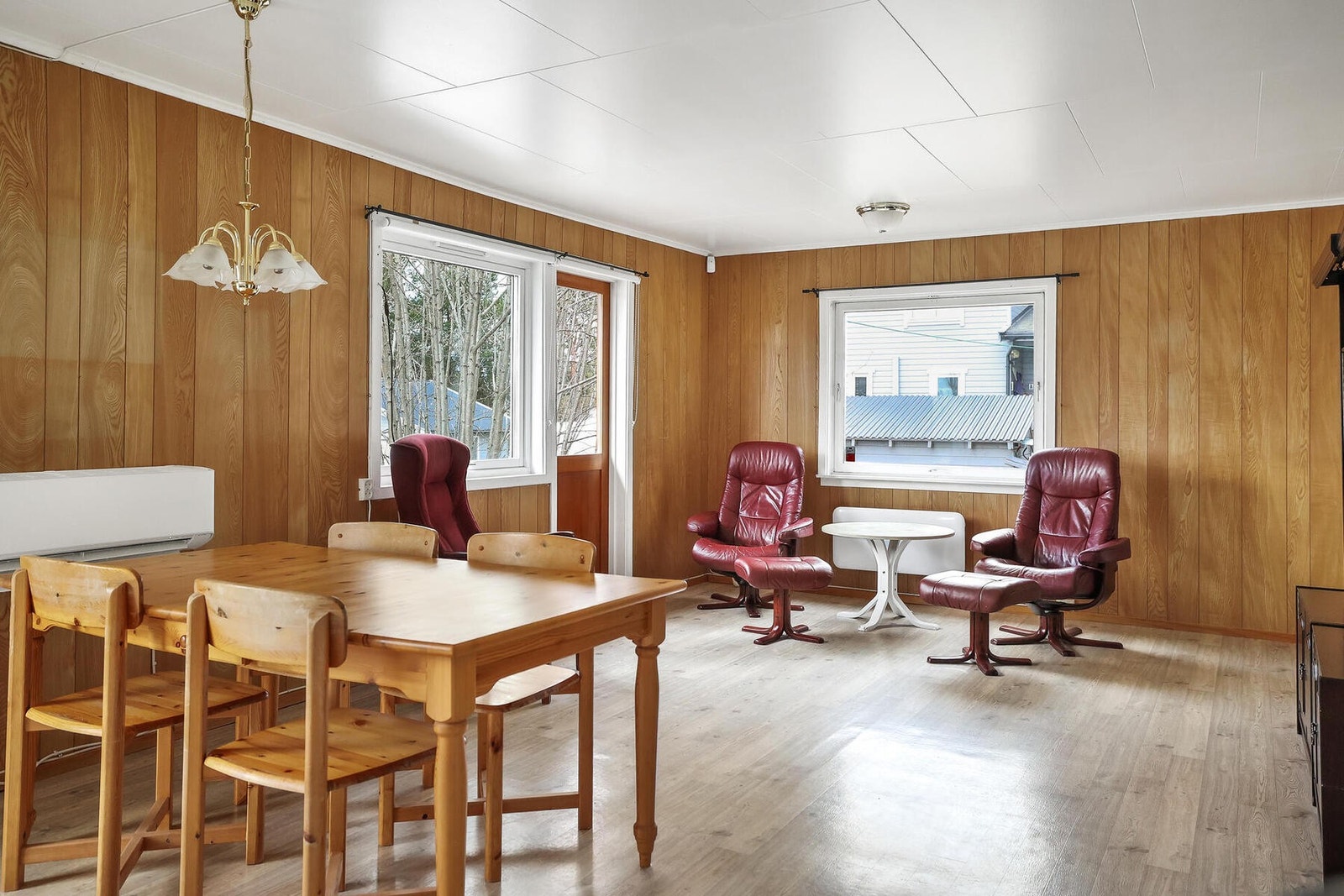 Hovedstue med plass til både spisebord og sofagruppe. Galleribilde