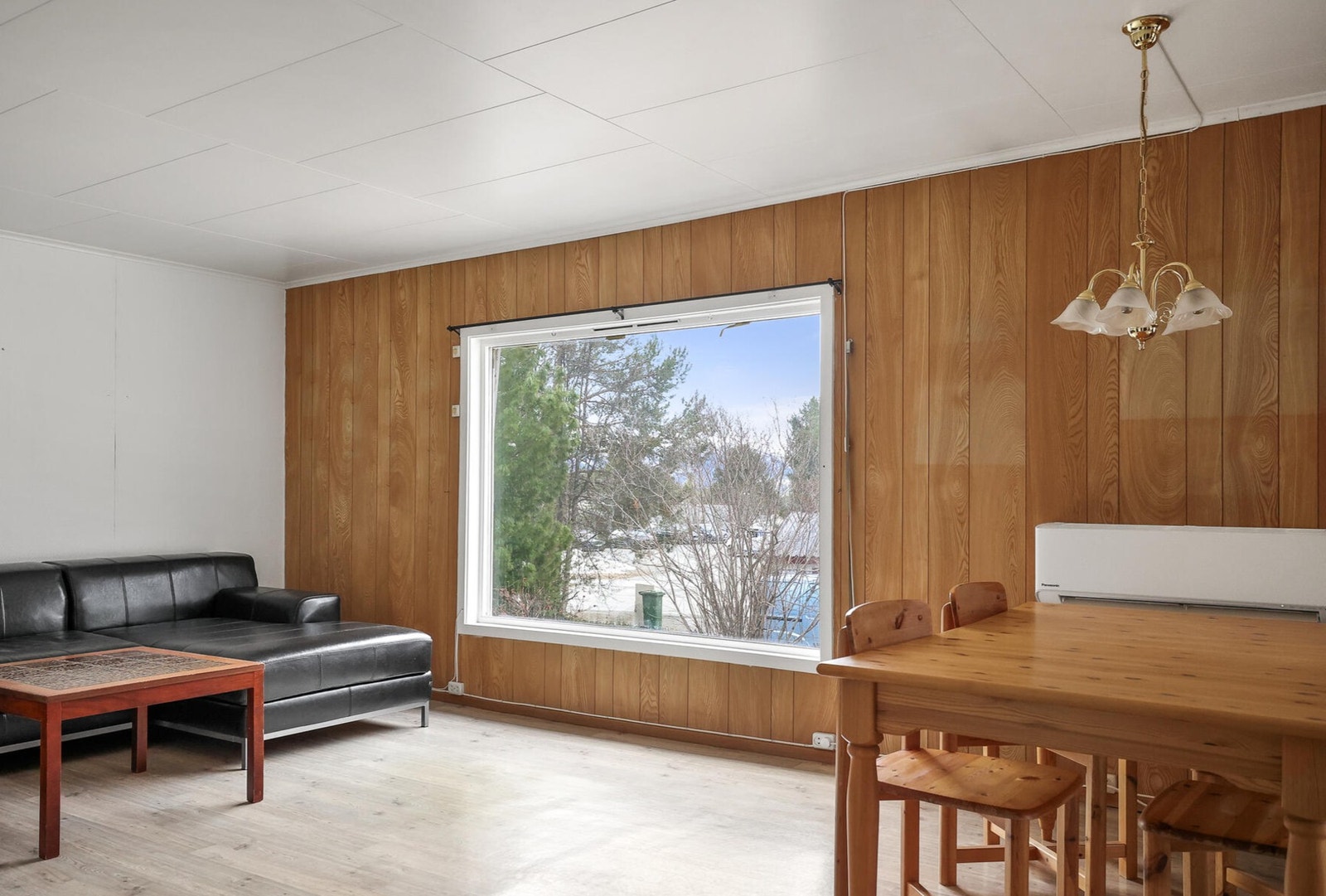 Store vindusflater gir godt lysinnslipp i stuen. Galleribilde