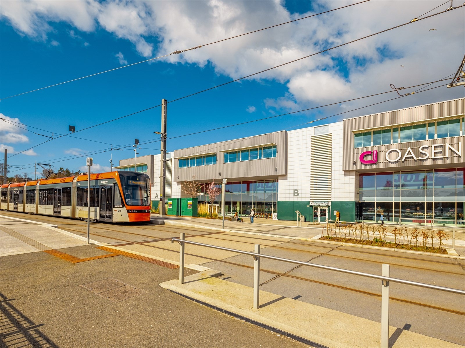 Ved Oasen kjøpesenter er det også bybanestopp og bussterminal. Galleribilde