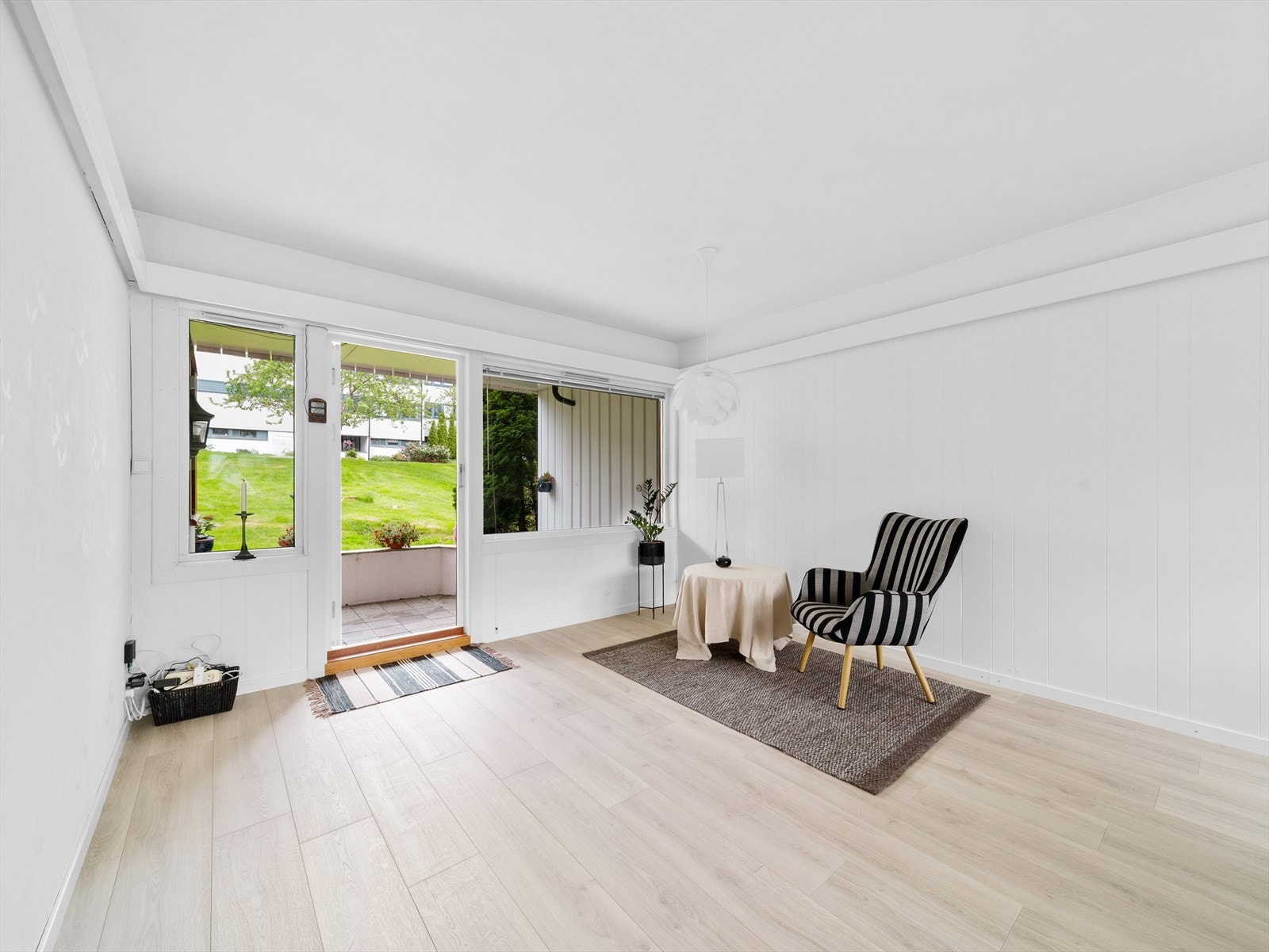 Fra tue er det utgang til romslig og overbygget terrasse. Galleribilde