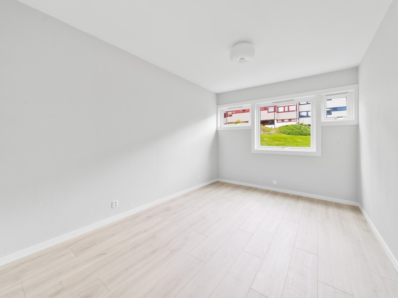 Romslig hovedsoverom med god plass til å innrede med dobbeltseng og nattbord. Galleribilde