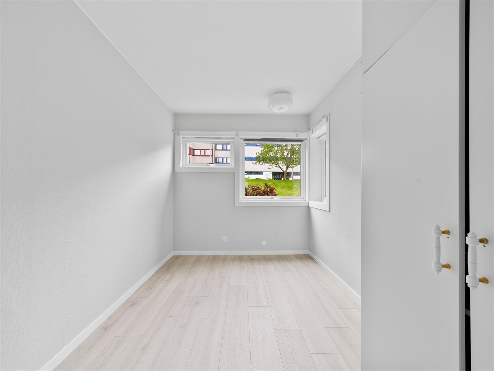 Romslig soverom som er innredet med garderobeskap. Galleribilde