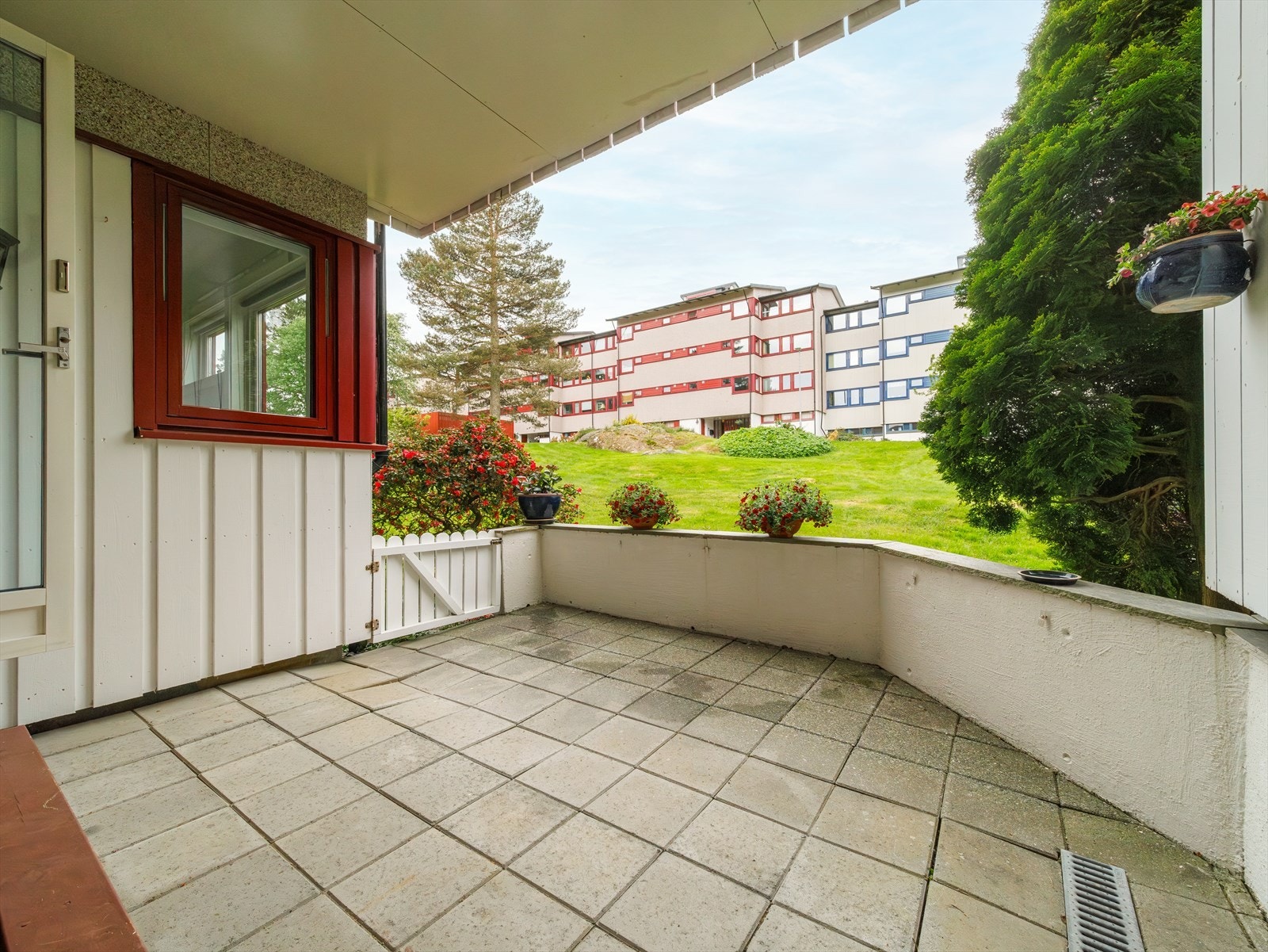 Fra stue er det utgang til romslig og overbygget terrasse på 12 kvm. Galleribilde