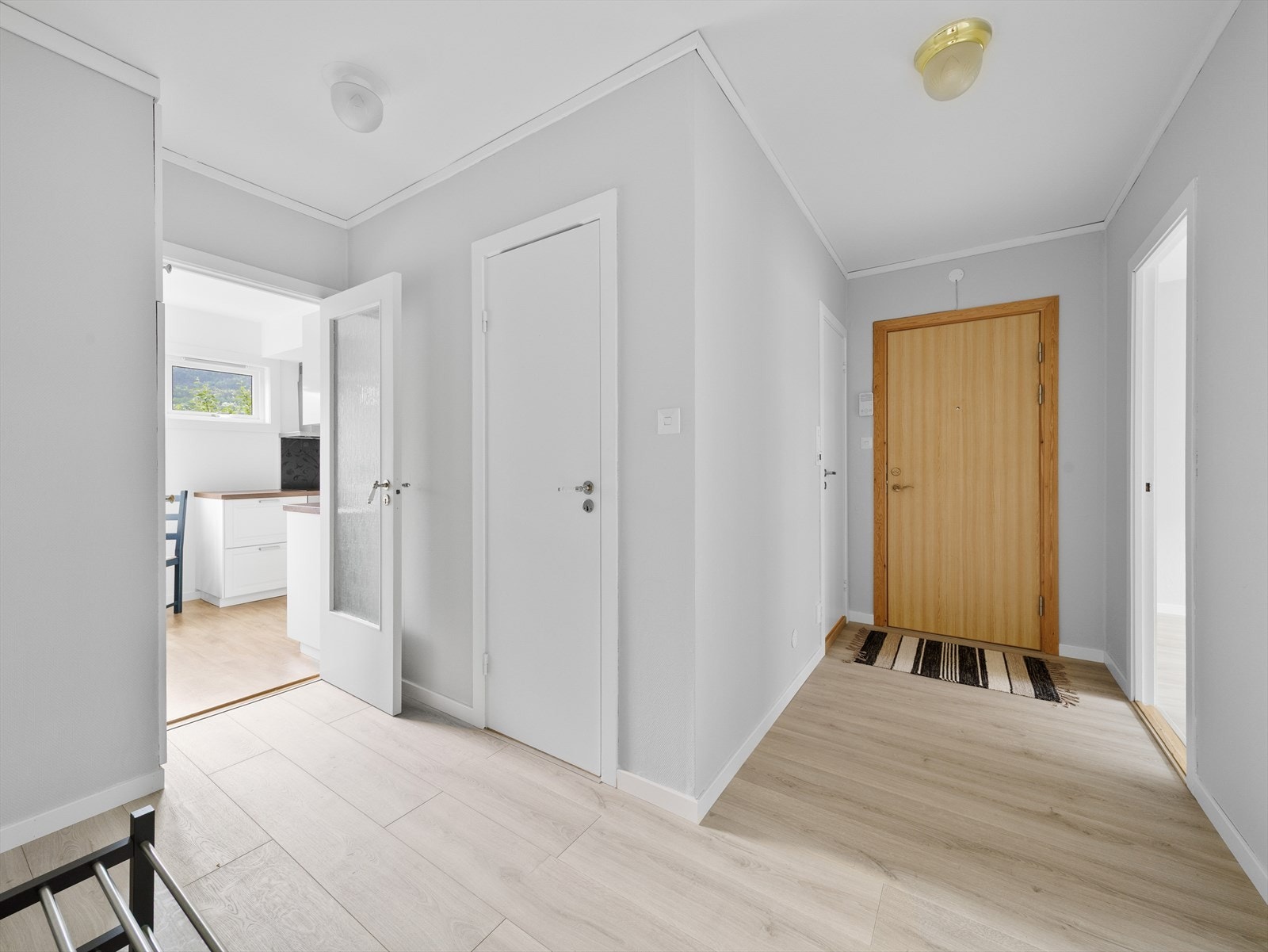 Romslig entré med god plass til å innrede med garderobeløsning for yttertøy og sko. Galleribilde