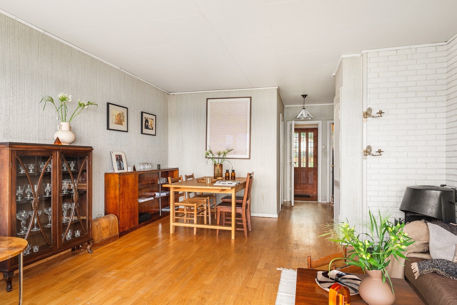 I stue er det plass til både sitte- og spisegruppe Galleribilde