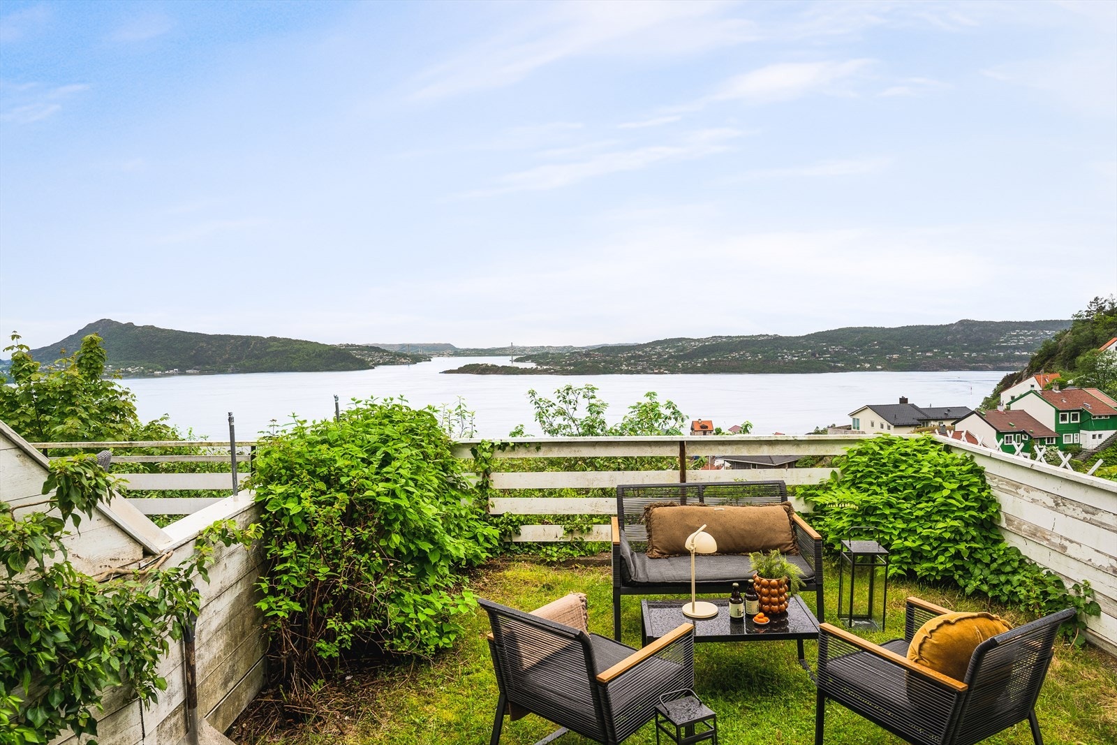 Hage med gode solforhold og nydelig utsikt over Byfjorden Galleribilde