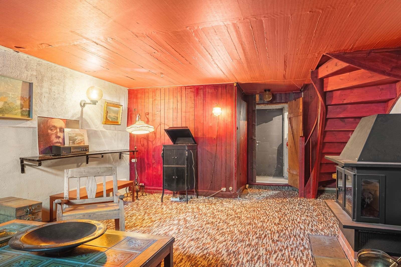 I kjelleretasjen finner man et stort kjellerrom, flere boder samt et separat vaskerom (ikke godkjent som stue) Galleribilde