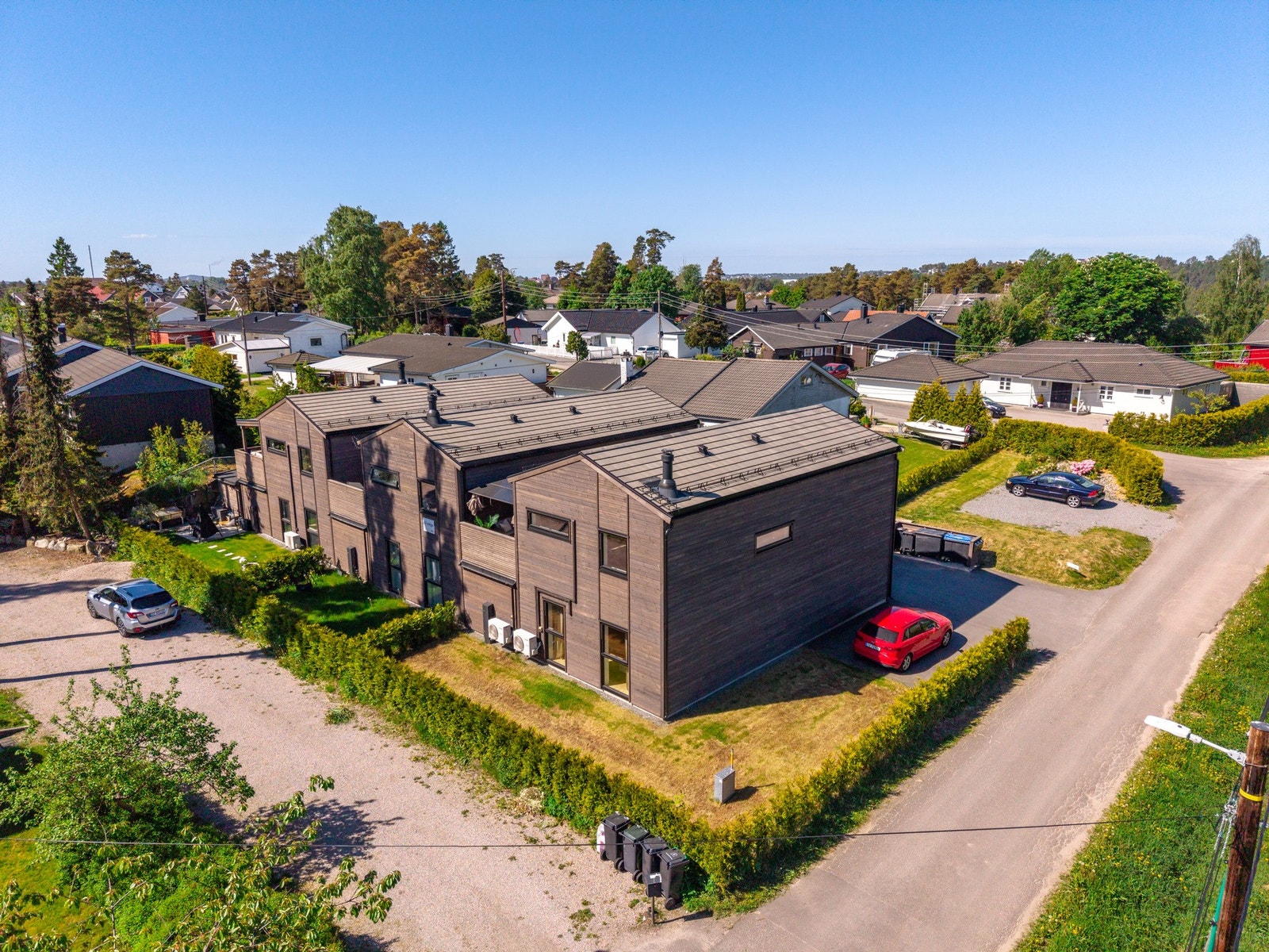 Tomten er pent opparbeidet med diverse plen og beplantning. Galleribilde