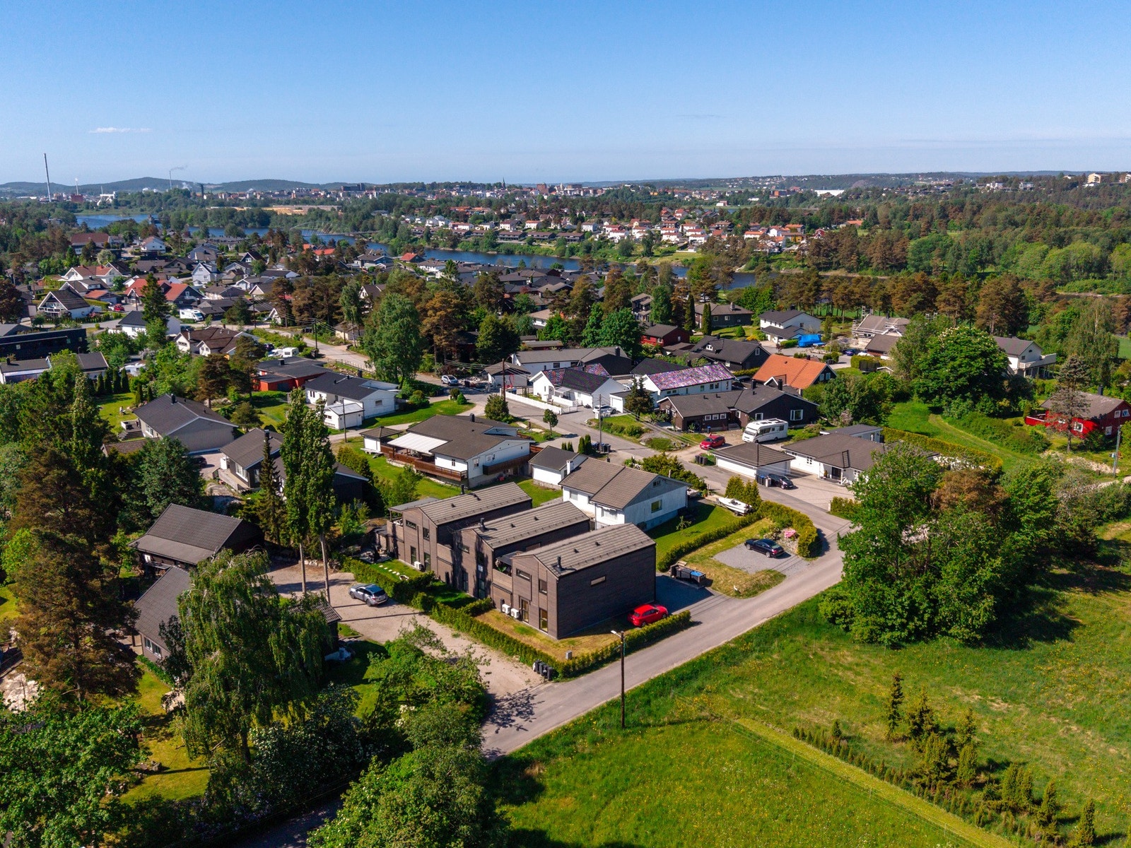 Fin beliggenhet i nærheten av skoler, barnehager og offentlig kommunikasjon. Galleribilde