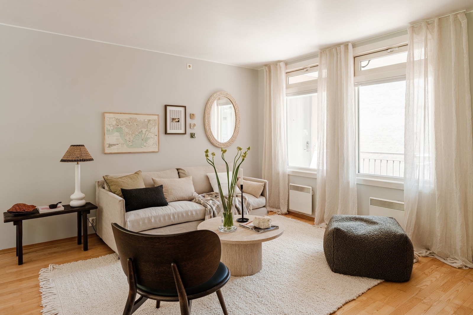 Stuen er åpen og lys med vinduer på begge sider av rommet. Galleribilde