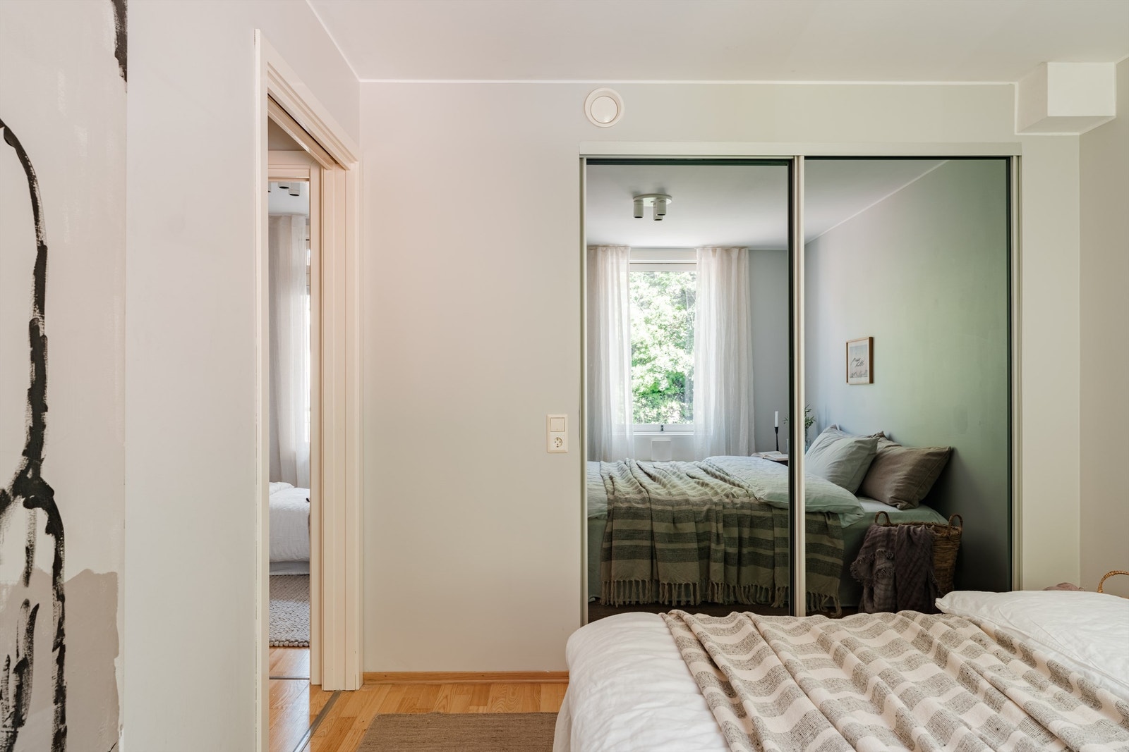 Hovedsoverommet har plass til dobbeltseng og nattbord, og har i tillegg en integrert skyvedørsgarderobe. Galleribilde