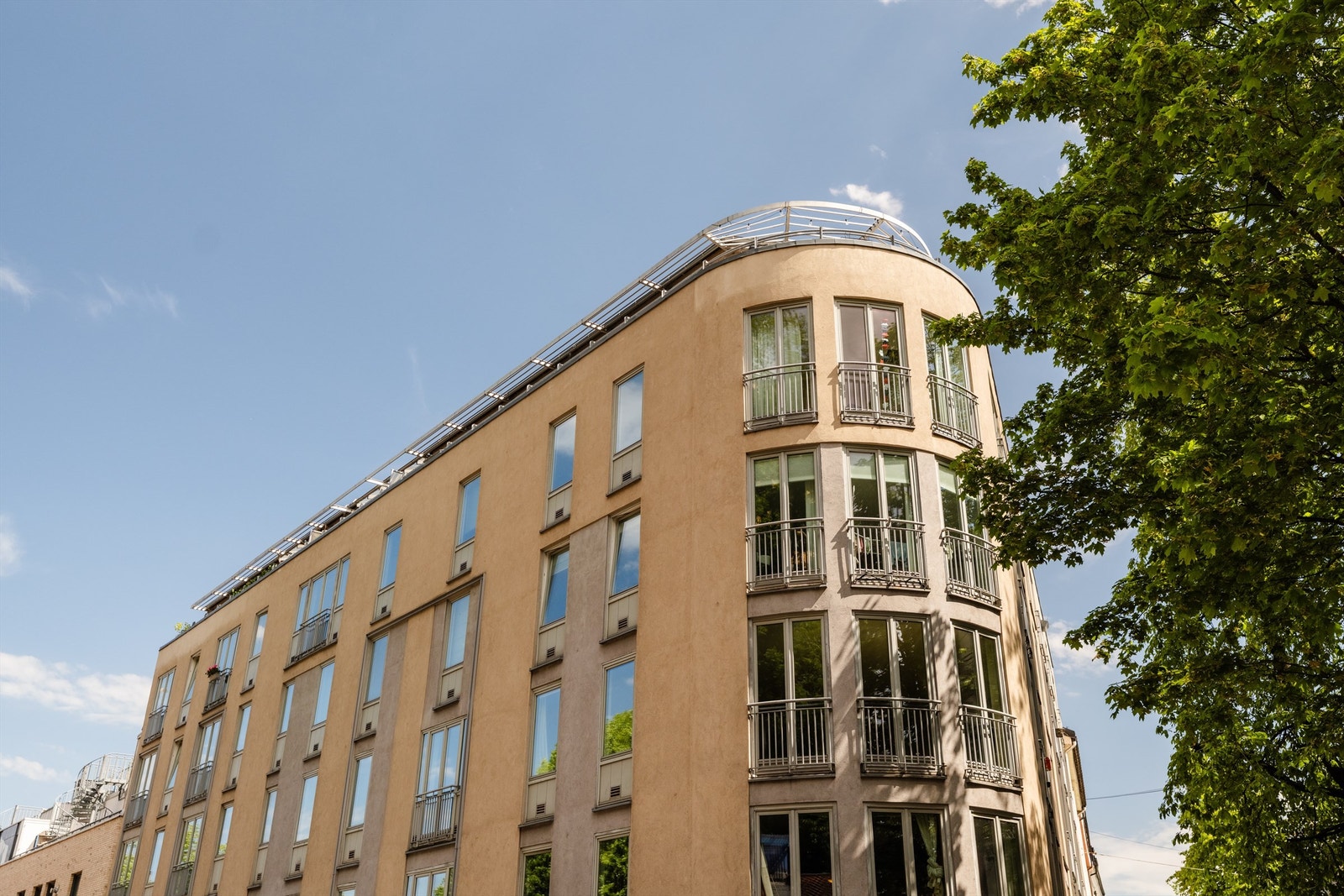 Leiligheten ligger høyt og fritt i byggets 4. etasje med adkomst via heis. Galleribilde