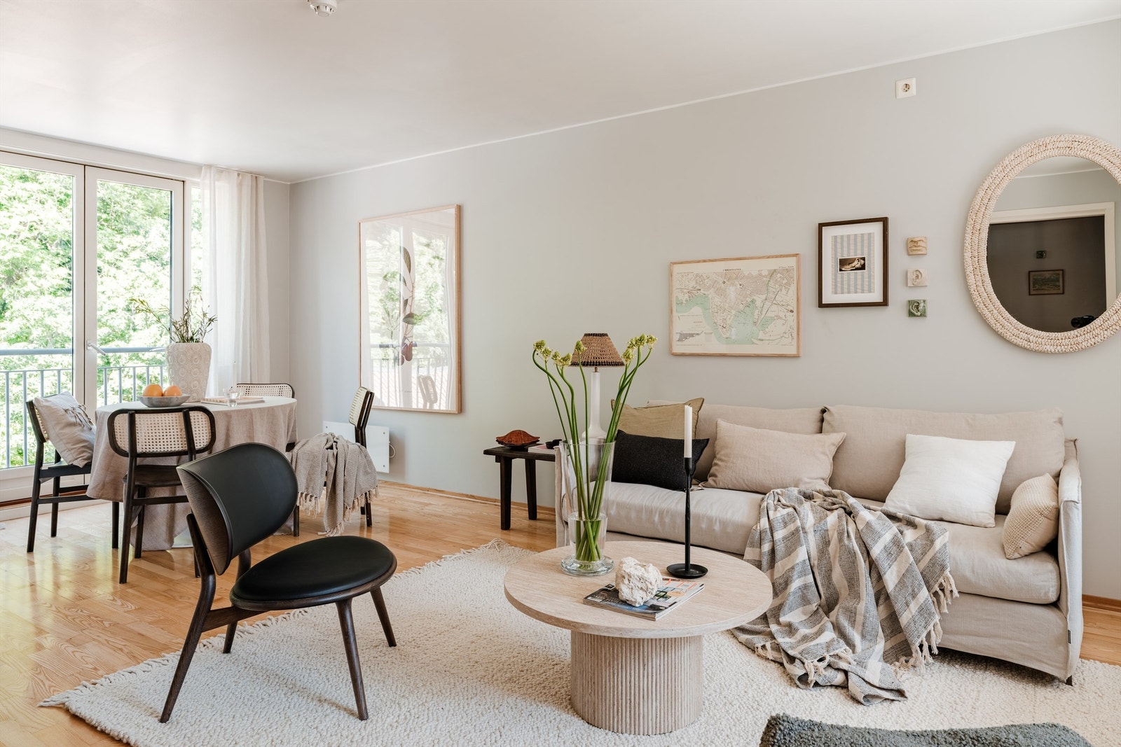 Her er det plass til både en hyggelig spisegruppe og en komfortabel sofa- og TV-sone. Galleribilde