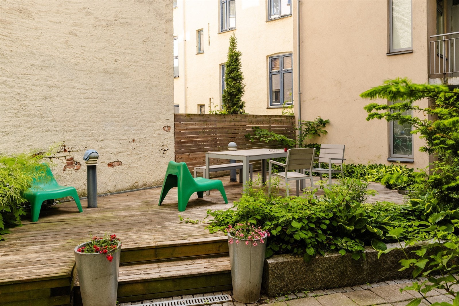 Bakgården er fint opparbeidet og godt ivaretatt av sameiet. Galleribilde
