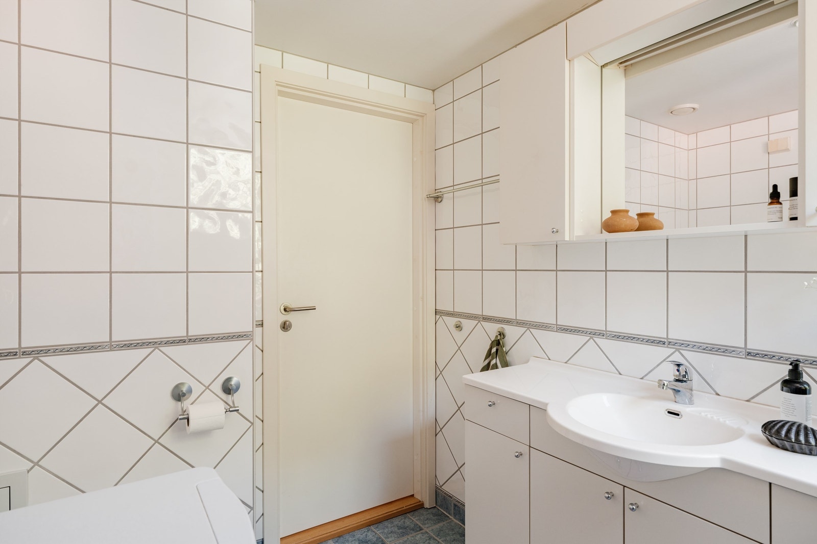 Innredningen består av servant med underskap, toalett, dusjhjørne med dusjvegger og opplegg for vaskemaskin. Galleribilde