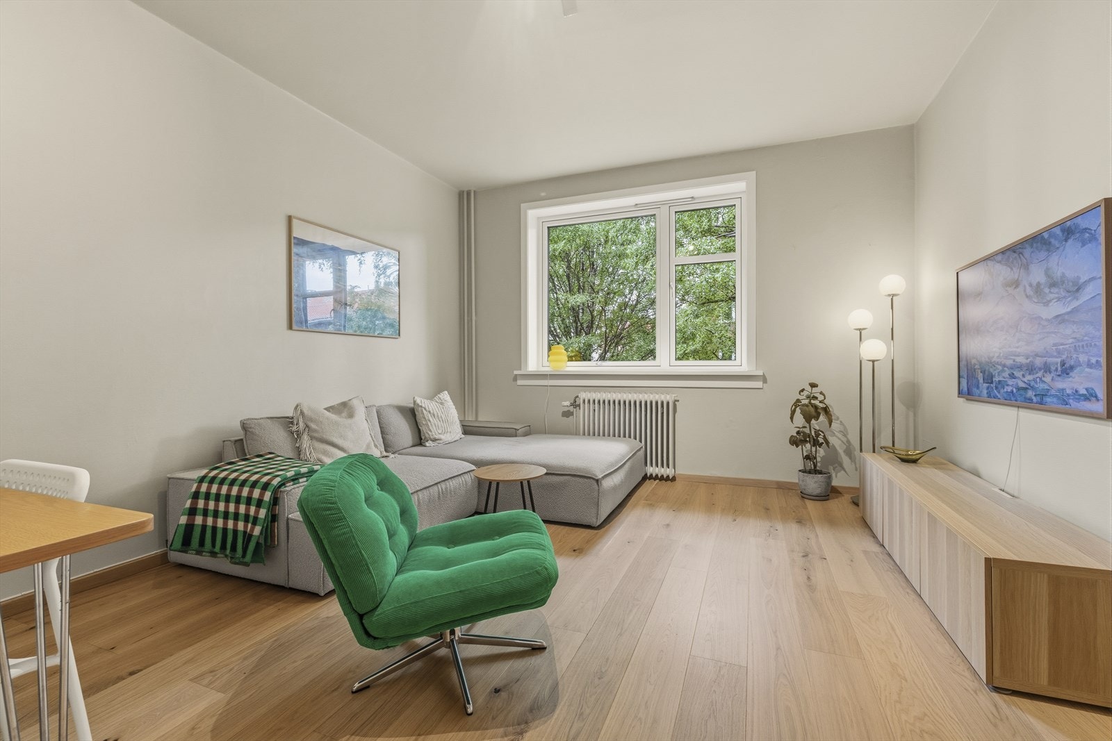 Store vindusflater sørger for godt med naturlig lys og gir rommet en behagelig og god atmosfære å oppholde seg i. Galleribilde