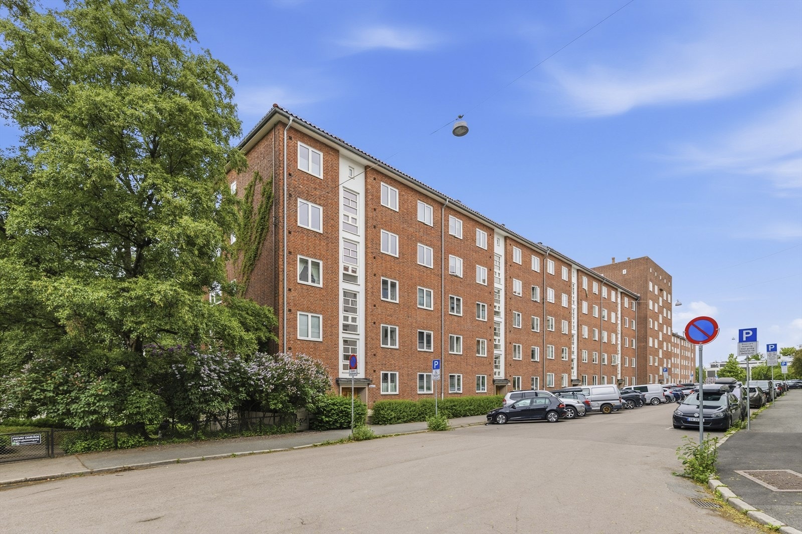 Fasade, boligen ligger i 2.etasje og er gjennomgående. Galleribilde