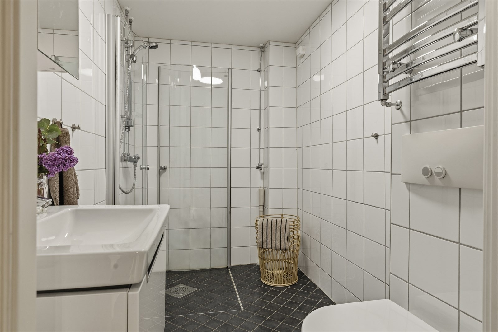 Pent flislagt bad/wc rehabilitert i 2014 i regi av aksjelaget. Galleribilde