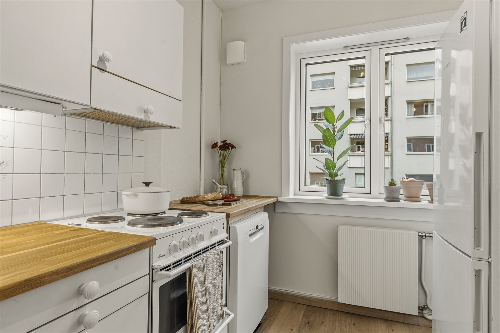 Kjøkkenet av ukjent årstall og fabrikat har innredning med glatte fronter. Benkeplaten er av heltre. Galleribilde
