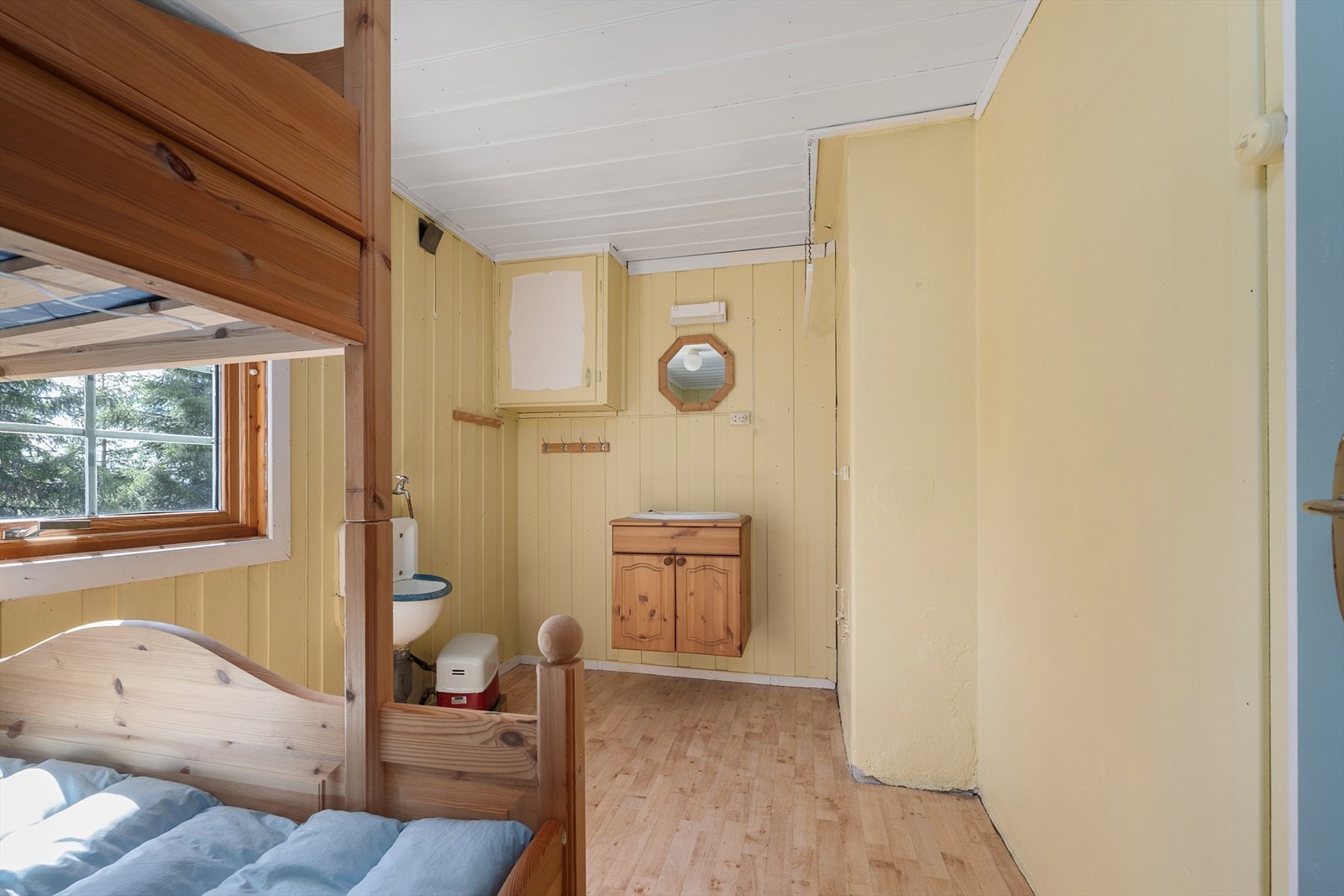 Fra rommet med køyeseng er det tilgang til et eget toalettrom med servant. Galleribilde