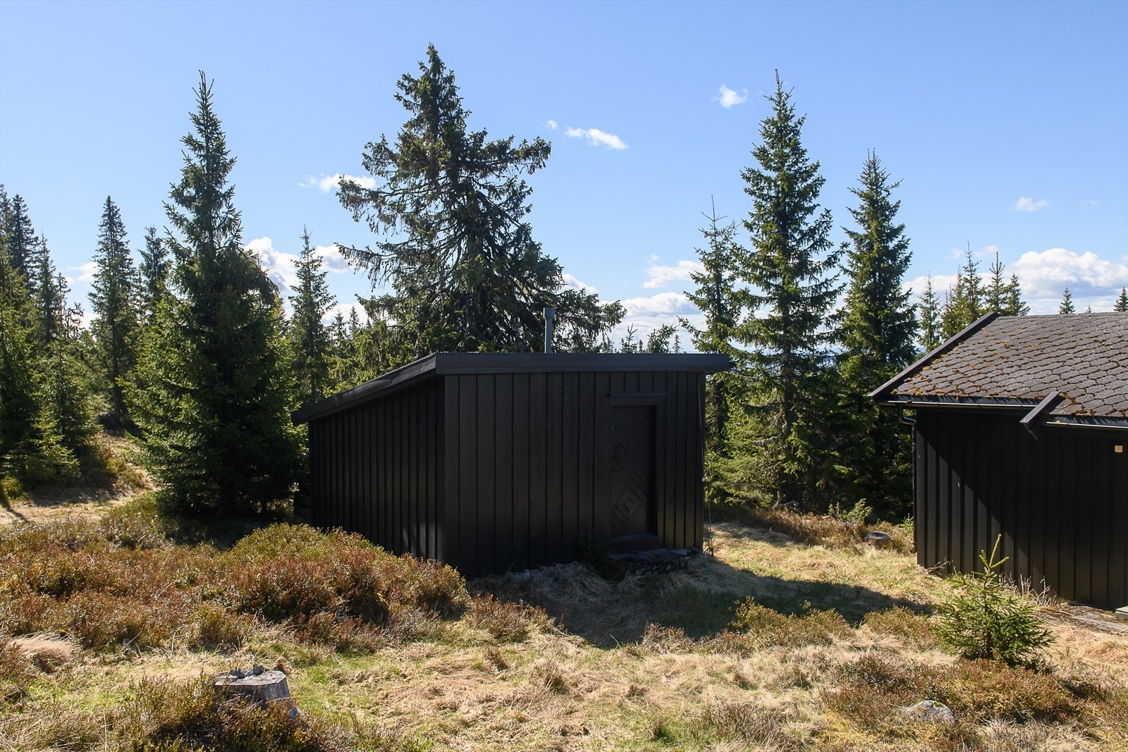 På eiendommen er det et separat uthus for lagring. Galleribilde