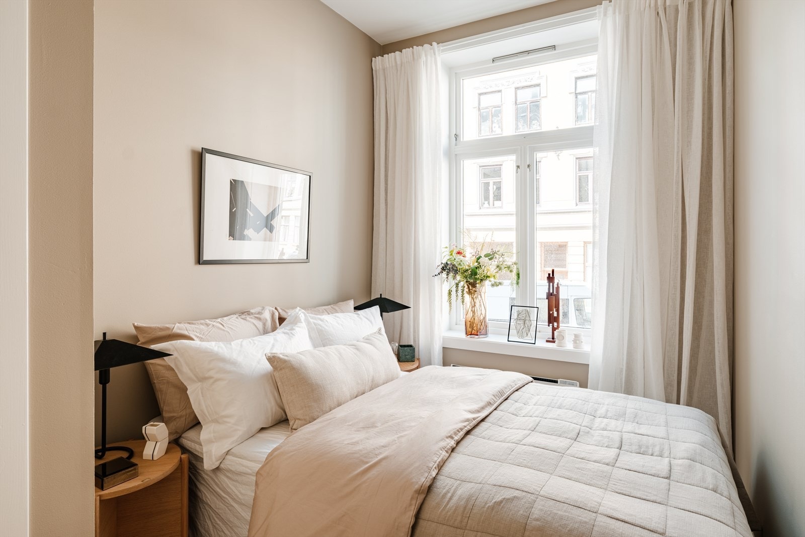 Leiligheten har tre soverom. Dette rommet har god plass til dobbeltseng og garderobeløsning. Galleribilde