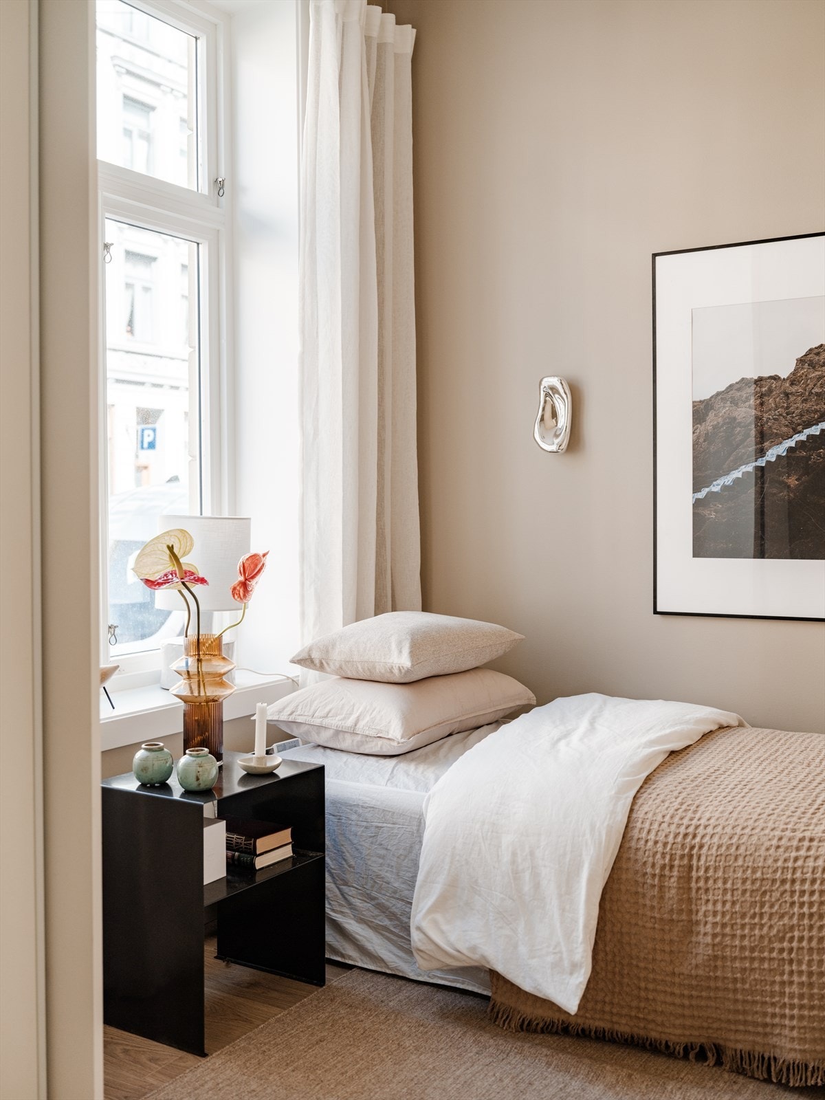Også her gir et stort vindu godt med naturlig lys. Galleribilde
