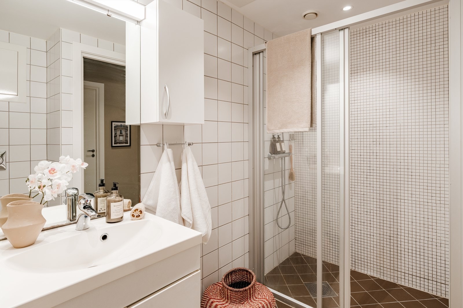 Badet ble pusset opp i 2009 og har flislagte overflater, varmekabler i gulvet og dusjhjørne. Galleribilde