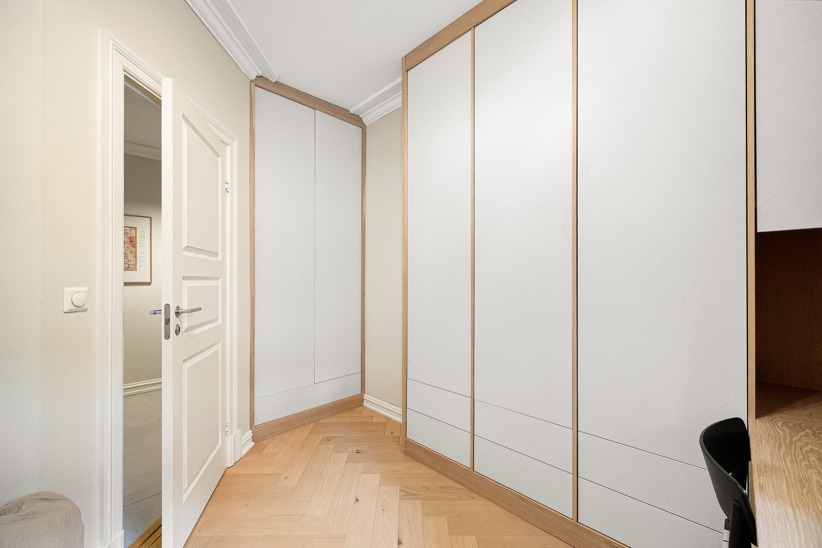 Her er det plass til å henge fra seg yttertøy og sko i innebygd garderobeskap, og planløsningen gir et godt førsteinntrykk av leiligheten. Galleribilde
