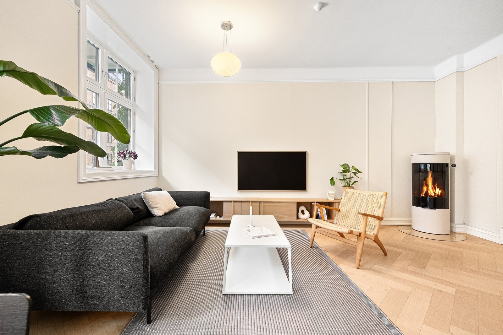 Stuen er et lyst og trivelig oppholdsrom med store vindusflater, god romfølelse og en åpen utforming som gjør rommet lett å møblere. Galleribilde