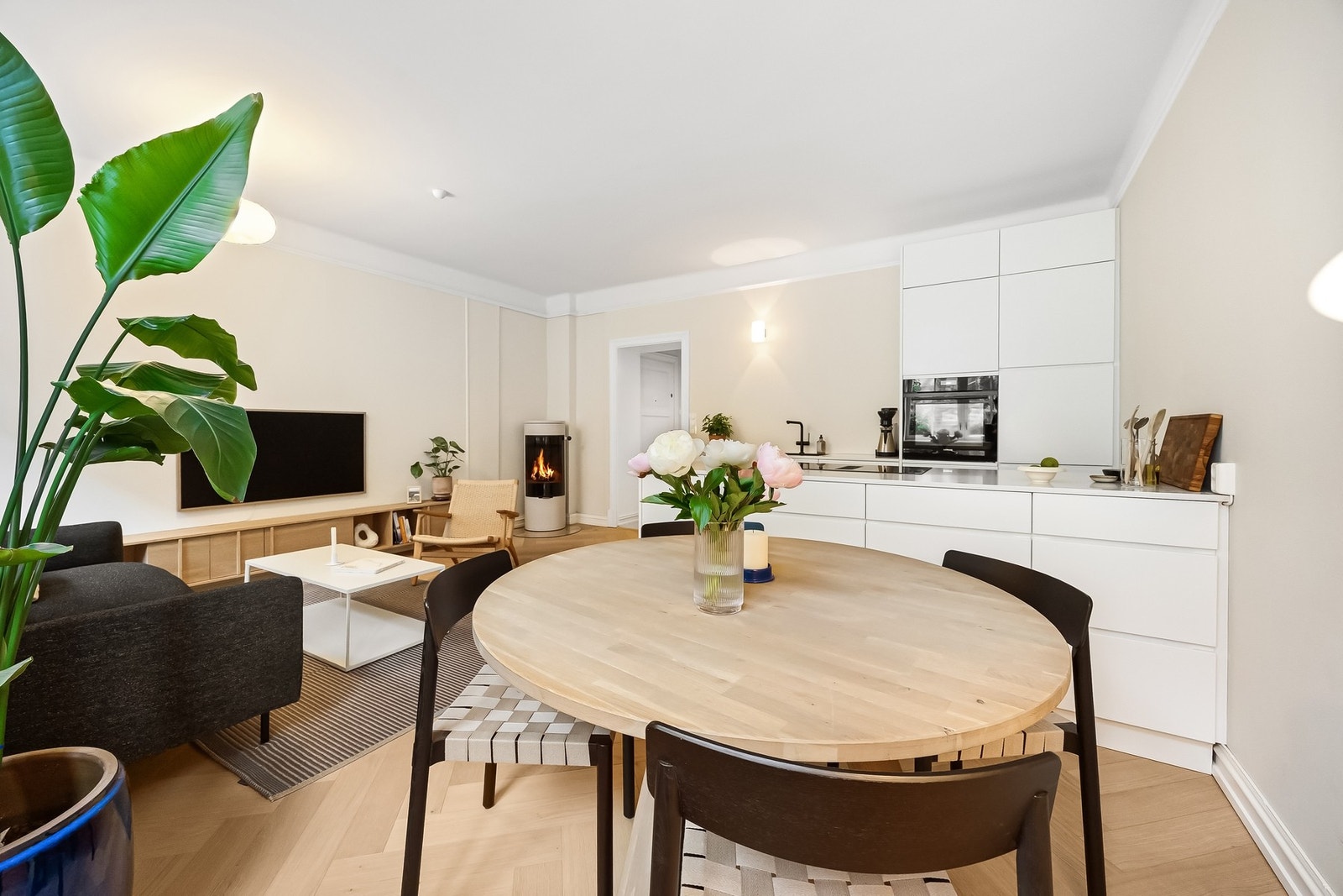 Det er god plass til både sofagruppe og spisebord, og rommet fungerer naturlig som boligens samlingspunkt. Galleribilde