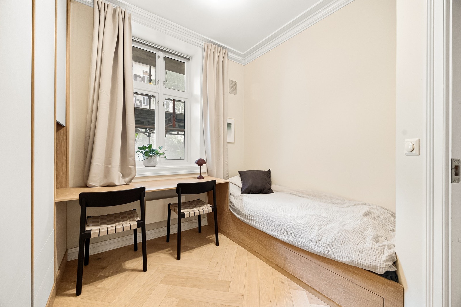 Soverom nummer to er et fleksibelt og anvendelig rom som kan benyttes til flere formål, enten som barnerom, gjesterom eller hjemmekontor. Galleribilde