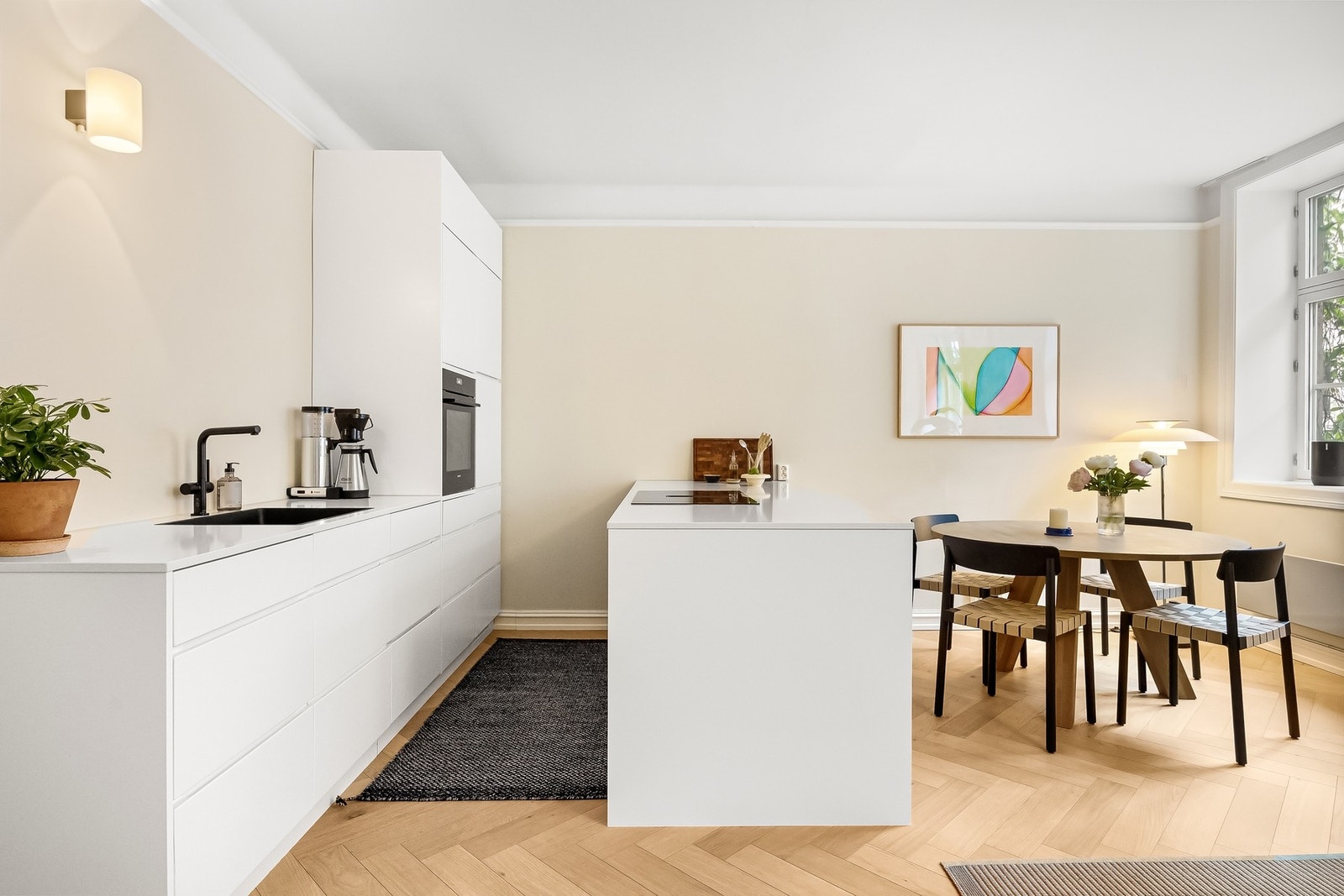Leiligheten liger fritt og rolig til i en høy første etasje i en idyllisk og klassisk bygård. Tilbaketrukket i rolig sidegate på Majorstuen. Galleribilde