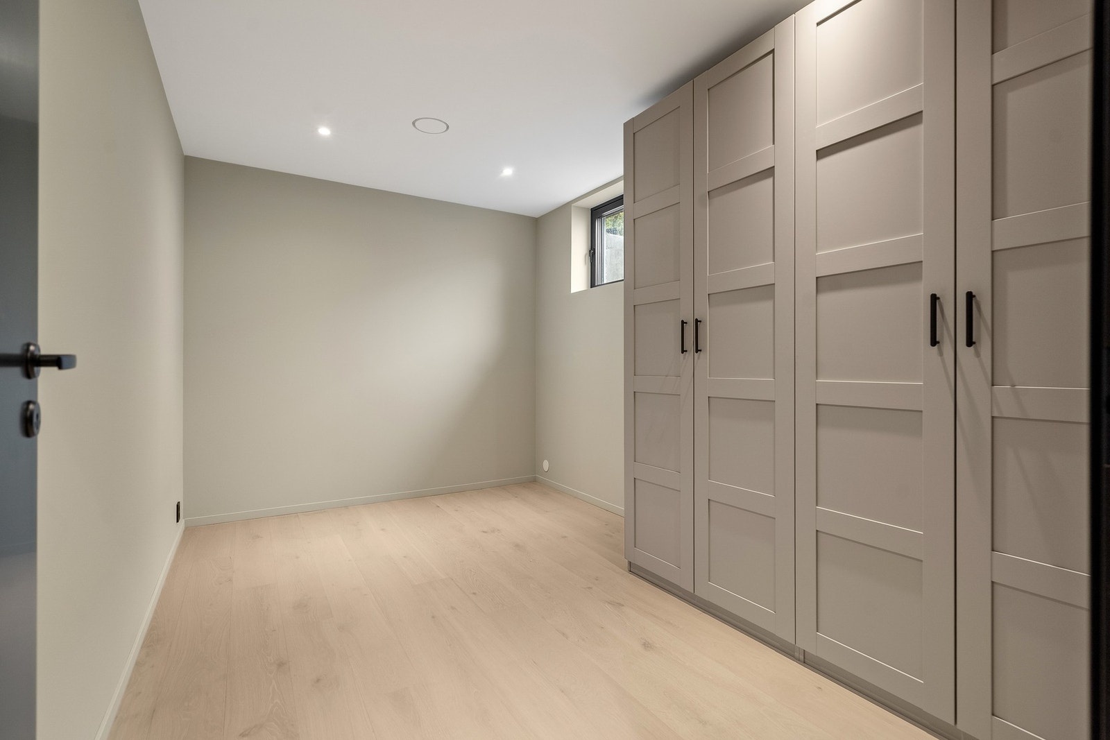 Rom i underetasjen med stor garderobe Galleribilde