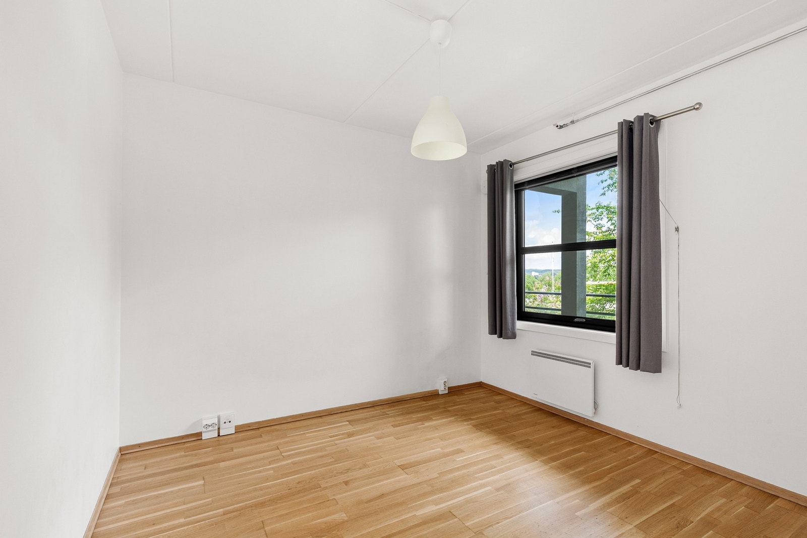 Lyst og romslig soverom med god plass til dobbeltseng og nattbord. Galleribilde