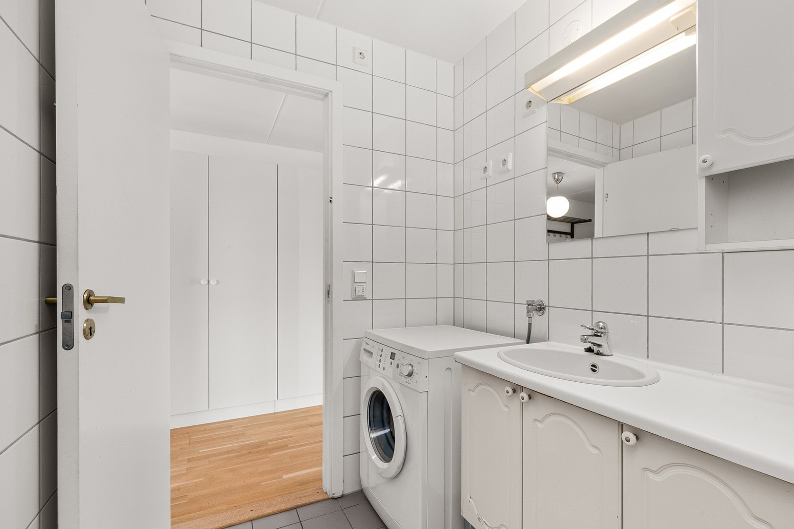 Badet har godt med oppbevaringsplass i servantskap og veggskap. Galleribilde