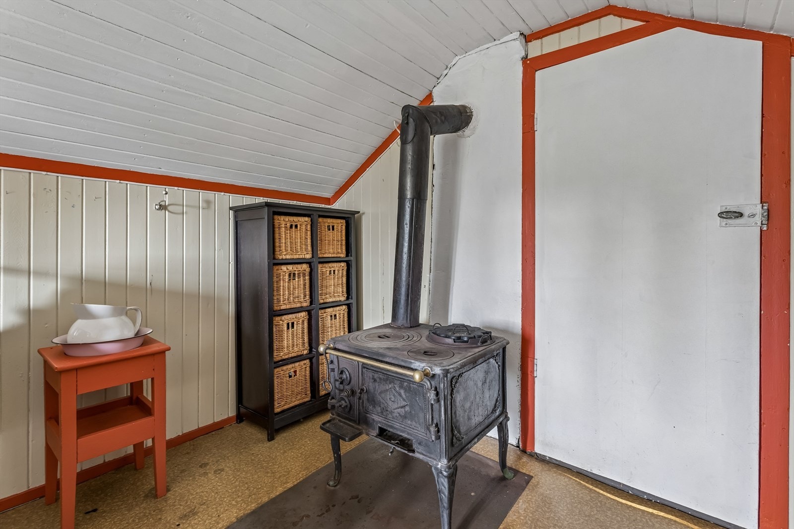 Den gamle vedovnen er et minne om en annen tid. Galleribilde